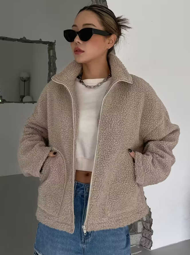 Ubergrosse-Jacke-aus-Teddyfell-fur-Damen.png
